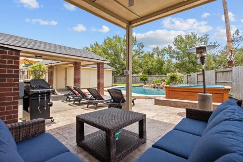 Hot tub, Upscale Cypress Stay Pool Hot Tub EV Sleeps 20 in Cypress Hot tub, Upscale Cypress Stay Pool Hot Tub EV Sleeps 20 in Cypress