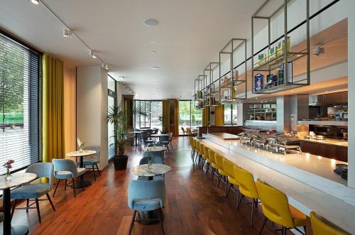 Restaurant, Tower Suites by Blue Orchid in The City Restaurant, Tower Suites by Blue Orchid in The City