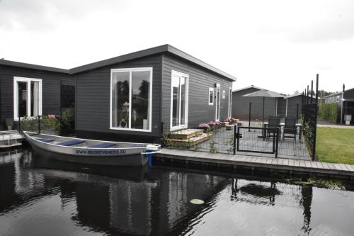 Chalet ‘Het Giethoornsche Meer’ (16) in Overig Giethoorn-Noord Chalet ‘Het Giethoornsche Meer’ (16) in Overig Giethoorn-Noord