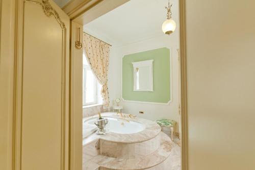 Bañera de hidromasaje, Hotel Der Kleine Prinz in Baden-Baden Bañera de hidromasaje, Hotel Der Kleine Prinz in Baden-Baden