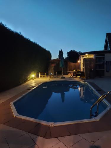 Piscina, East Meets West Bed and Breakfast in Veenendaal Piscina, East Meets West Bed and Breakfast in Veenendaal