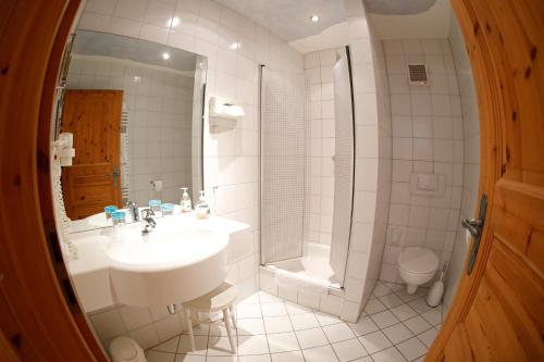 Bathroom, Landhotel Hofgut Battenberg in Neuleiningen Bathroom, Landhotel Hofgut Battenberg in Neuleiningen