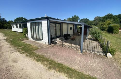 Chalet in de bossen met 2 slaapkamers in Anloo Chalet in de bossen met 2 slaapkamers in Anloo