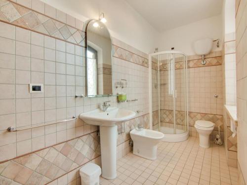 Bathroom, Majestic villa in Fermignano with private pool in Fermignano Bathroom, Majestic villa in Fermignano with private pool in Fermignano