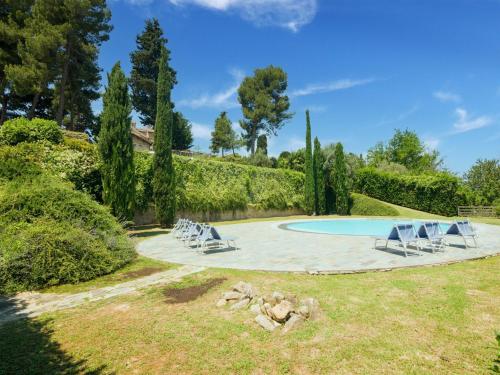 Swimming pool, Apartment in Mombaroccio with Garden near the City Center in Mombaroccio Swimming pool, Apartment in Mombaroccio with Garden near the City Center in Mombaroccio