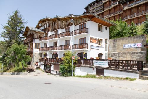A szálláshely kívülről, Hotel le Chamois in L'Alpe d'Huez A szálláshely kívülről, Hotel le Chamois in L'Alpe d'Huez