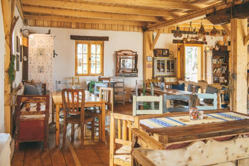 Étterem, Viscri 32 - White Barn and Blue House in Viscri Étterem, Viscri 32 - White Barn and Blue House in Viscri