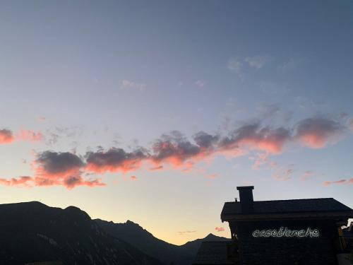 Chalet Pomme de Pin · Direct sur la piste · Wifi gratuit · Sauna · Parking couvert · Proche telecabi in Villarencel Chalet Pomme de Pin · Direct sur la piste · Wifi gratuit · Sauna · Parking couvert · Proche telecabi in Villarencel