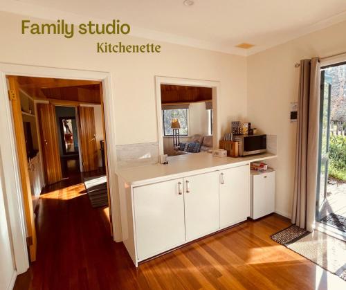 Grape Juice Retreat Rustic romantic gateway 5mins to beaches & town in Margaret River Grape Juice Retreat Rustic romantic gateway 5mins to beaches & town in Margaret River