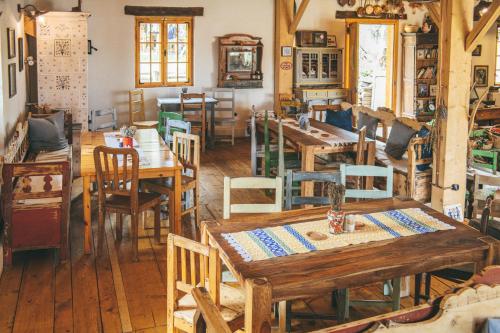 Viscri 32 - White Barn and Blue House in Viscri Viscri 32 - White Barn and Blue House in Viscri