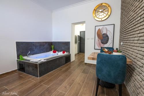 Spa, מלכה בעתיקה in Safed Spa, מלכה בעתיקה in Safed