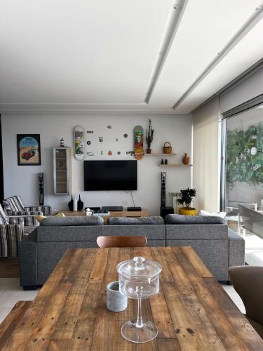 Sala de estar / sala de TV, Panoramic Sea View 2 Bedroom Apartment in Byblos (Jbeil) Sala de estar / sala de TV, Panoramic Sea View 2 Bedroom Apartment in Byblos (Jbeil)