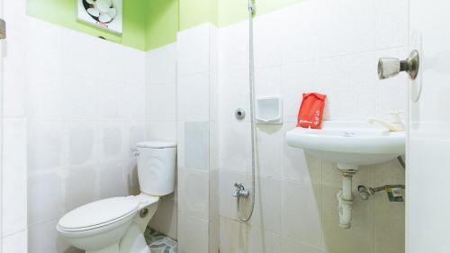 Bathroom, RedDoorz Plus near Municipality of Luisiana Laguna in Luisiana Bathroom, RedDoorz Plus near Municipality of Luisiana Laguna in Luisiana