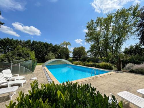 Úszómedence, Surfinia - piscine partagée - proche Europa Park (Surfinia - piscine partagee - proche Europa Park) in Hessenheim Úszómedence, Surfinia - piscine partagée - proche Europa Park (Surfinia - piscine partagee - proche Europa Park) in Hessenheim