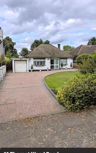 Cheerful 3 bedroom house with off street parking