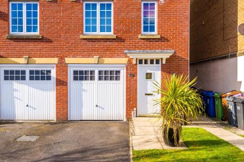 ✪ 3 Bed House ✪ LEISURE/BUSINESS ✓ Free Parking in Leigh South ✪ 3 Bed House ✪ LEISURE/BUSINESS ✓ Free Parking in Leigh South