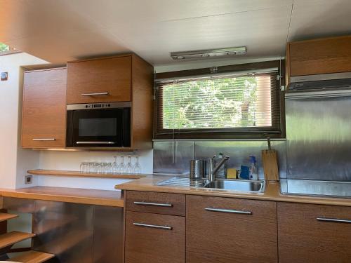Kitchen, Cabine sur peniche a Bagatelle in Bois de Boulogne Kitchen, Cabine sur peniche a Bagatelle in Bois de Boulogne