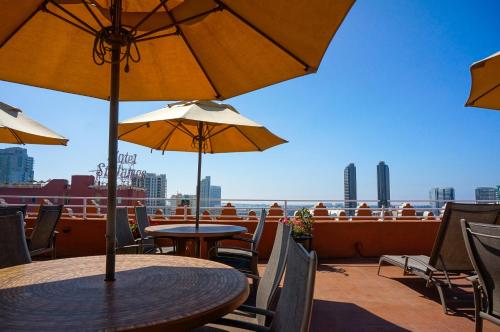 Bar/lounge, Gaslamp Plaza Suites near San Diego Trolley Bar/lounge, Gaslamp Plaza Suites near San Diego Trolley
