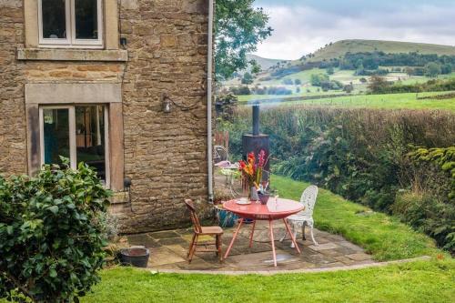 Beautiful cosy cottage by a babbling brook in Hollinsclough Beautiful cosy cottage by a babbling brook in Hollinsclough