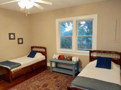 Guestroom, Micanopy Countyline Cottages in Micanopy (FL) Guestroom, Micanopy Countyline Cottages in Micanopy (FL)