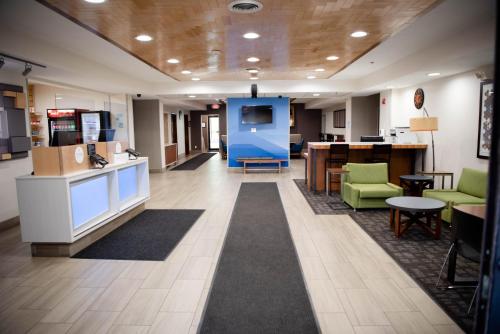 Лобби, Holiday Inn Express Winfield By IHG in Скотт Депо (Западная Виргиния ) Лобби, Holiday Inn Express Winfield By IHG in Скотт Депо (Западная Виргиния )