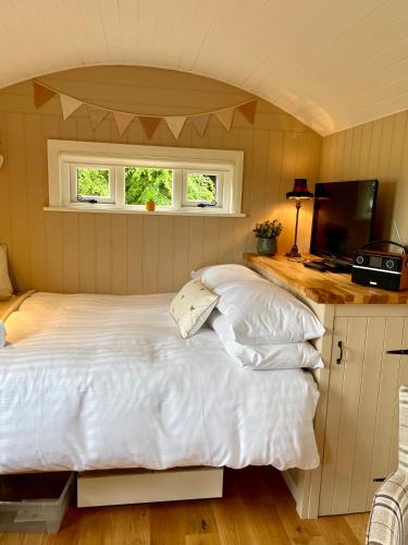 Sheelin Shepherds Hut 2 with Hot Tub in Mountnugent Sheelin Shepherds Hut 2 with Hot Tub in Mountnugent