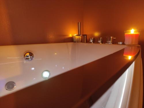 Facilities, Hyper centre, lumineux avec jacuzzi in Rue du Renard Facilities, Hyper centre, lumineux avec jacuzzi in Rue du Renard