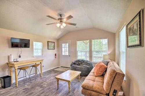 Stylish Woodville Cabin Fishing Dock Access! in Woodville (TX) Stylish Woodville Cabin Fishing Dock Access! in Woodville (TX)