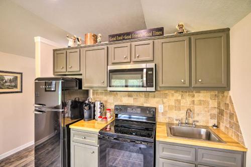 Stylish Woodville Cabin Fishing Dock Access! in Woodville (TX) Stylish Woodville Cabin Fishing Dock Access! in Woodville (TX)