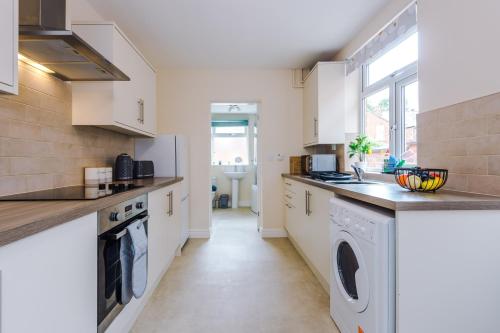 Kitchen, Modern apartment in Crewe by 53 Degrees Property, ideal for long-term Business & Contractors - Sleep in Crewe Kitchen, Modern apartment in Crewe by 53 Degrees Property, ideal for long-term Business & Contractors - Sleep in Crewe