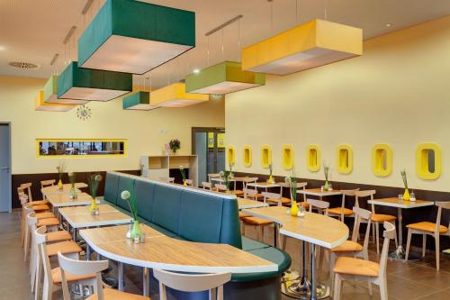 Restaurant, MEININGER Hotel Frankfurt Main / Airport in Frankfurt am Main Restaurant, MEININGER Hotel Frankfurt Main / Airport in Frankfurt am Main