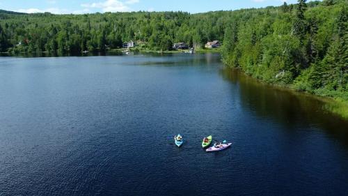 Chalet le Huard directement au bord du lac in 聖澤農 (QC) Chalet le Huard directement au bord du lac in 聖澤農 (QC)