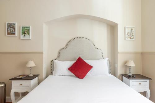 Charming apartment with patio a few steps from Colosseum