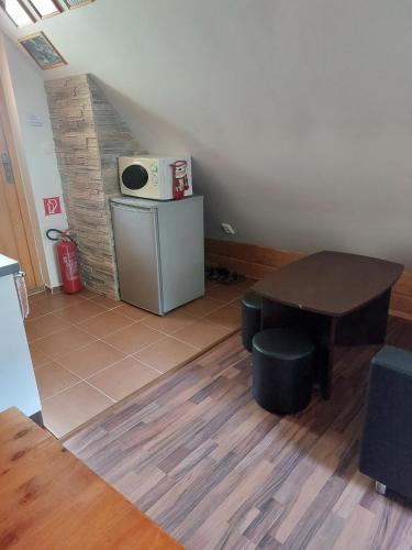 المرافق, Chatka pod jaskyňou (Chatka pod jaskynou) in ليفوكا المرافق, Chatka pod jaskyňou (Chatka pod jaskynou) in ليفوكا