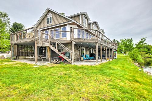 Stunning Enfield Home with Hot Tub and Boat Dock! in Энфилд (Нью-Гэмпшир) Stunning Enfield Home with Hot Tub and Boat Dock! in Энфилд (Нью-Гэмпшир)