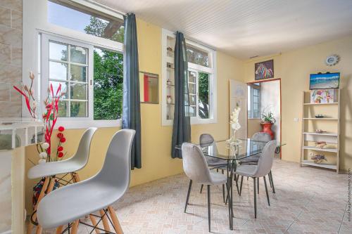 Pub/Lounge, Appartement La Source -Calme avec belle vue mer in Les Trois Ilets Pub/Lounge, Appartement La Source -Calme avec belle vue mer in Les Trois Ilets