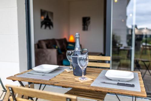Facilities, King Size Bed - Free Private Parking - Garden & Terrace - 14min from DisneyLand in Ferrieres-en-Brie Facilities, King Size Bed - Free Private Parking - Garden & Terrace - 14min from DisneyLand in Ferrieres-en-Brie