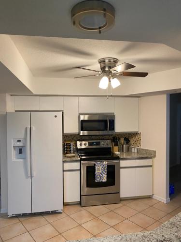 Centrally-Located Charming Home in North Port (FL) Centrally-Located Charming Home in North Port (FL)