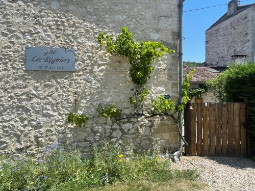 Entrance, Les Regniers - 2 gites voisins pour familles et groupes in Eynesse Entrance, Les Regniers - 2 gites voisins pour familles et groupes in Eynesse