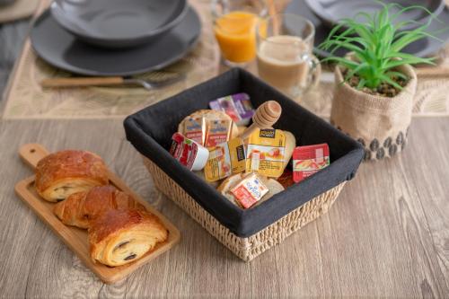Food and beverages, Charmant studio au pied du metro (ligne 8) in Creteil Food and beverages, Charmant studio au pied du metro (ligne 8) in Creteil