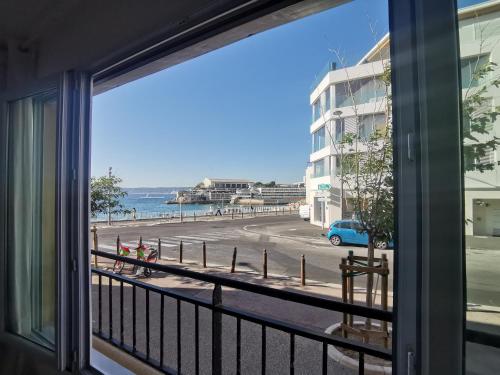 A 50 metres de la plage et 10 minutes du Vieux Port 70m2 sur la Corniche vue mer in 07. La Corniche A 50 metres de la plage et 10 minutes du Vieux Port 70m2 sur la Corniche vue mer in 07. La Corniche