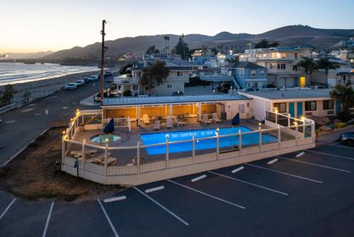 熱水浴缸, 艾池沃特套房酒店 (Edgewater Inn and Suites) in 皮斯莫海灘 (CA) 熱水浴缸, 艾池沃特套房酒店 (Edgewater Inn and Suites) in 皮斯莫海灘 (CA)