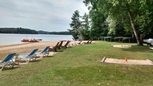Beach, The Pines Cottage Resort in Algonquin Highlands (ON) Beach, The Pines Cottage Resort in Algonquin Highlands (ON)
