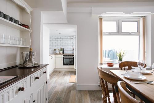 Cocina, Cosy period cottage 2min walk to the beach in Portrush Cocina, Cosy period cottage 2min walk to the beach in Portrush