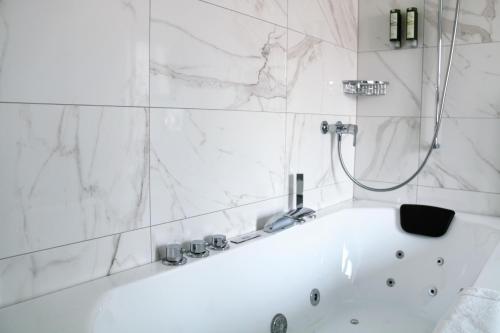 Bathroom, Bed & Breakfast Sonne Interlaken-Matten near JungfrauPark Interlaken Bathroom, Bed & Breakfast Sonne Interlaken-Matten near JungfrauPark Interlaken