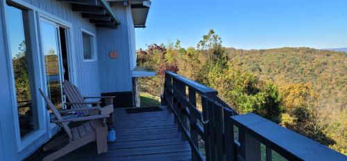 Balcony/terrace, AMAZING views of Tennessee River, Jones Bay and Mountains in Scottsboro (AL) Balcony/terrace, AMAZING views of Tennessee River, Jones Bay and Mountains in Scottsboro (AL)