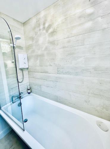 Cotswold Chic Retreats "Jacinabox" 5 Star Chipping Campden-Parking-Garden in Чіппінг Кемпден Cotswold Chic Retreats "Jacinabox" 5 Star Chipping Campden-Parking-Garden in Чіппінг Кемпден