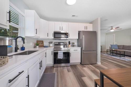 Facilities, NEW Modern Bungalow Close to Downtown! Fully Fenced Yard in Other Facilities, NEW Modern Bungalow Close to Downtown! Fully Fenced Yard in Other