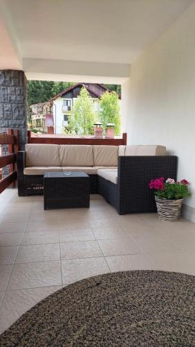 شرفة/ تراس, Pensiunea Mădălina (Pensiunea Madalina) in Durau شرفة/ تراس, Pensiunea Mădălina (Pensiunea Madalina) in Durau