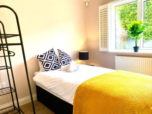 NEW! Luxury YELLOW HOUSE Bright Modern Detatched Home with PRIVATE PARKING, NETFLIX Close Luton, M1, in Luton Airport NEW! Luxury YELLOW HOUSE Bright Modern Detatched Home with PRIVATE PARKING, NETFLIX Close Luton, M1, in Luton Airport
